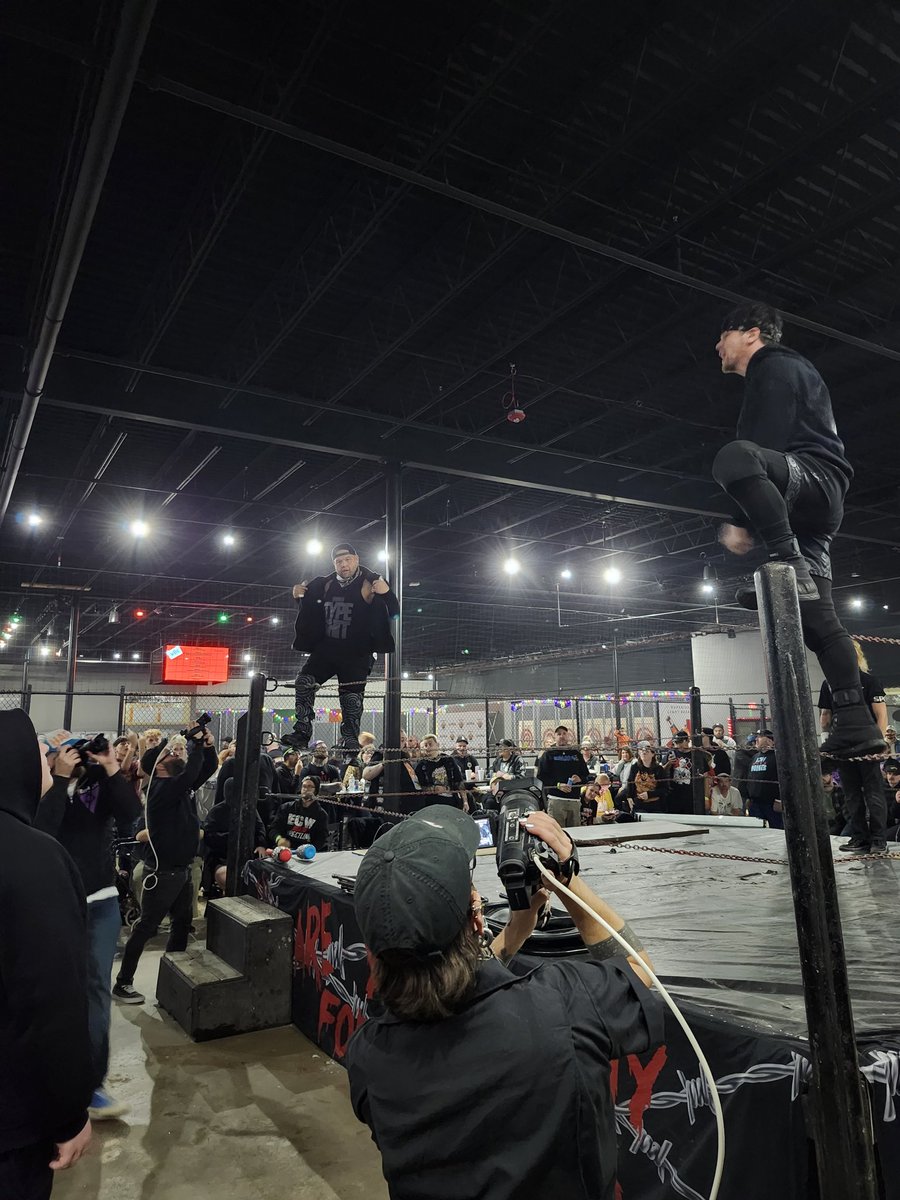 Tlieso's tweet image. VNDL48 &amp;amp; The Pillars had one of my favorite matches I&apos;ve seen this year.  So much violence, fun &amp;amp; a singalong.  #NHB87