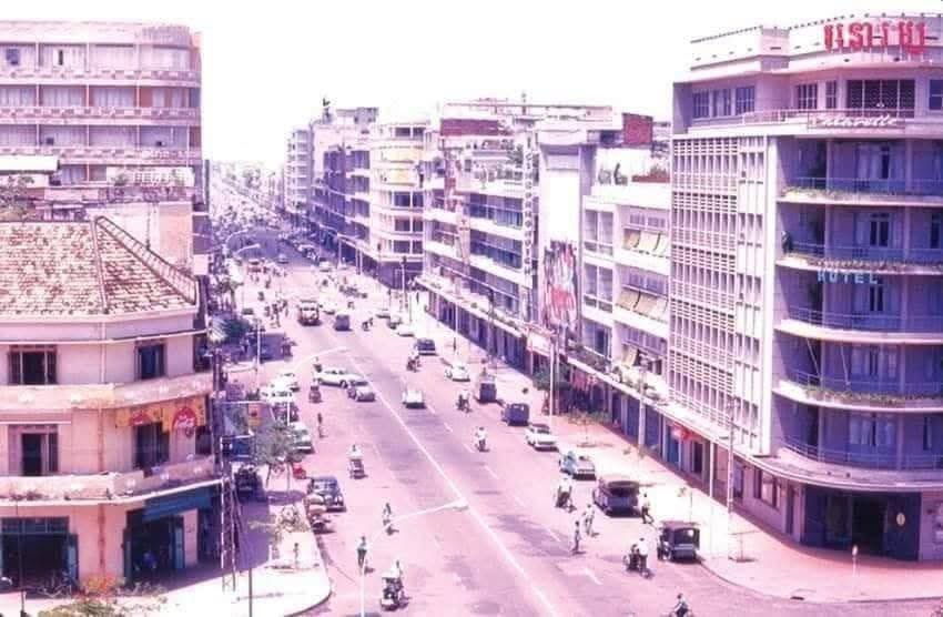ekchhuon's tweet photo. A street in Phnom Penh, 1960s before civil unrest. 🇰🇭 https://t.co/TuCiTCqIU9