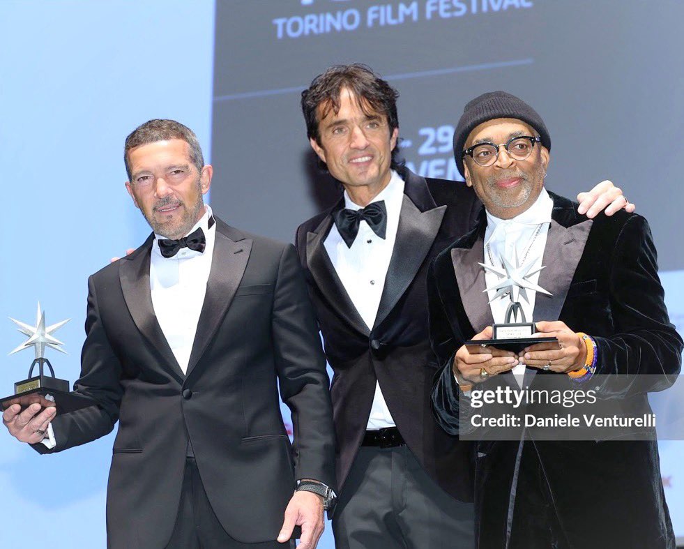 GiulioBase's tweet image. In mezzo a due stelle. 
È cominciato il Torino Film Festival.
#AntonioBanderas
#SpikeLee