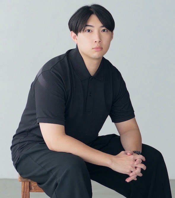 howto_apro's tweet image. かなり自然じゃない？
nanobanana pro強すぎる。

↓プロンプトこれ入れただけ
↓
↓
この画像の顔を驚いてる顔に変更してください。人物は変えず表情だけ変えて、AIで編集したとわからないようなクオリティにしてください。