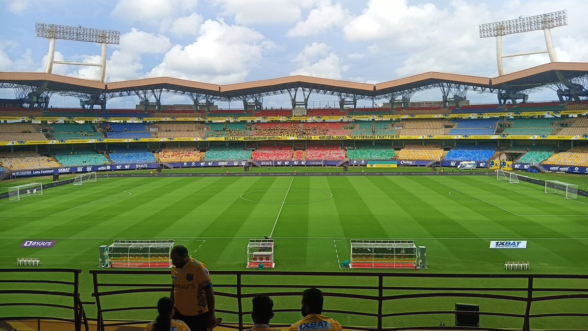 homiebaba_'s tweet image. ഇങ്ങനെ ഇരുന്ന pitch ഗിന്നസ് റെക്കോർഡ് ഊമ്പാൻ വേണ്ടി ചവിട്ടി മെതിച്ച് കുളമാക്കിയിട്ട് നാടിൻ്റെ സ്വന്തം ടീമിന് കളിക്കാൻ പറ്റാത്ത അവസ്ഥ ആക്കി കൊടുത്തിട്ട് അവൻ ബിപ്ലവം കൊണക്കുന്നു. 
#KBFC