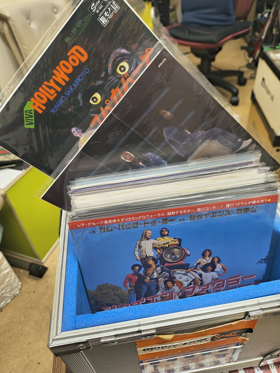 本日は渋谷BLOW UPにてスマさんとの二人会です。せっかくChintamさんのお店でやらせていただくので自分がこれまでマスタリング等で手掛けたアナログレコードオンリーのセットでお送りしたいと思います。