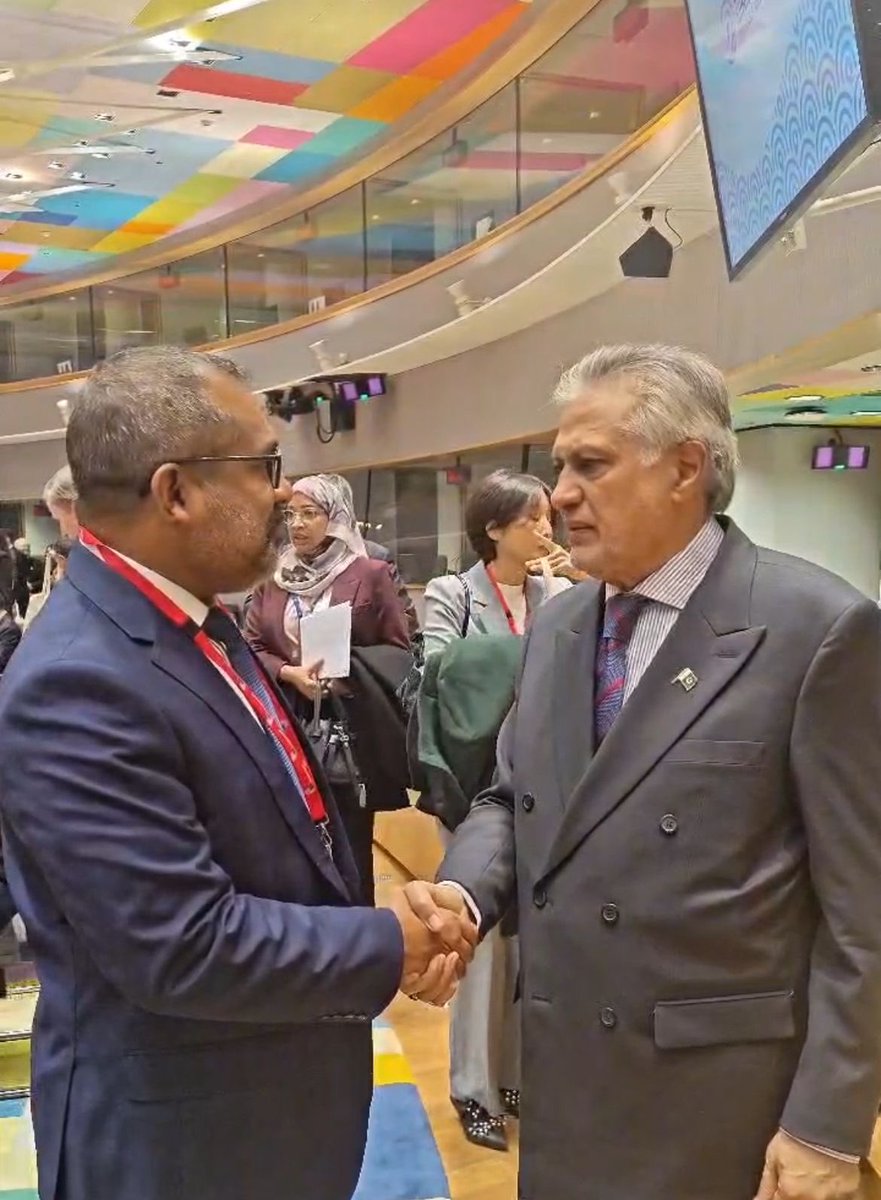 ForeignOfficePk's tweet photo. On the margins of the EU Indo-Pacific Ministerial Forum #IPMF, Deputy Prime Minister/Foreign Minister Senator Mohammad Ishaq Dar @MIshaqDar50 met the Foreign Minister of Maldives, Abdulla Khaleel.

Both Ministers agreed to deepen bilateral cooperation partnership in trade, connectivity, & climate resilience. 

They underscored the importance of staying in regular contact, including through multilateral platforms, to further advance shared priorities.

@MoFAmv