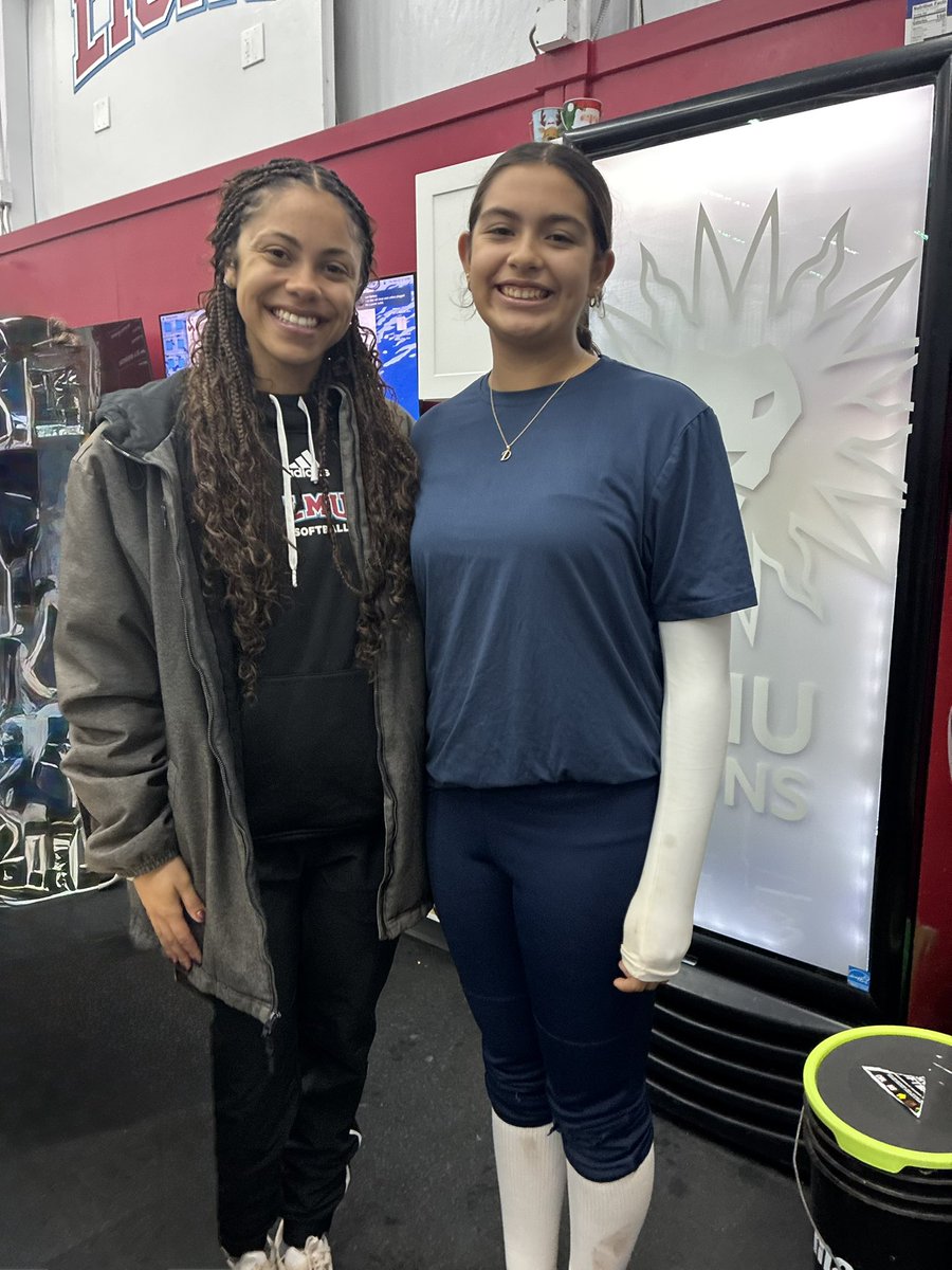 DestinyR2030's tweet image. Had the BEST time at my first college clinic! Huge thanks to @lmulionsSB for running an amazing clinic even when the rain didn’t cooperate. Shoutout to @shelbyjeff20 and @Savvhooks19 for the pitching tips you two were awesome! #14u #2030 #pitcher  #lmusoftball