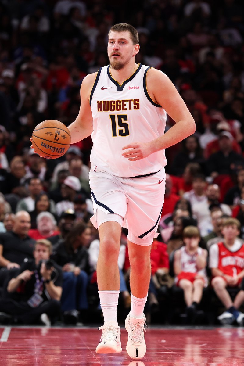 Nikola Jokić tonight:

34 PTS
10 REB
9 AST

Joker doing what he does 🃏 