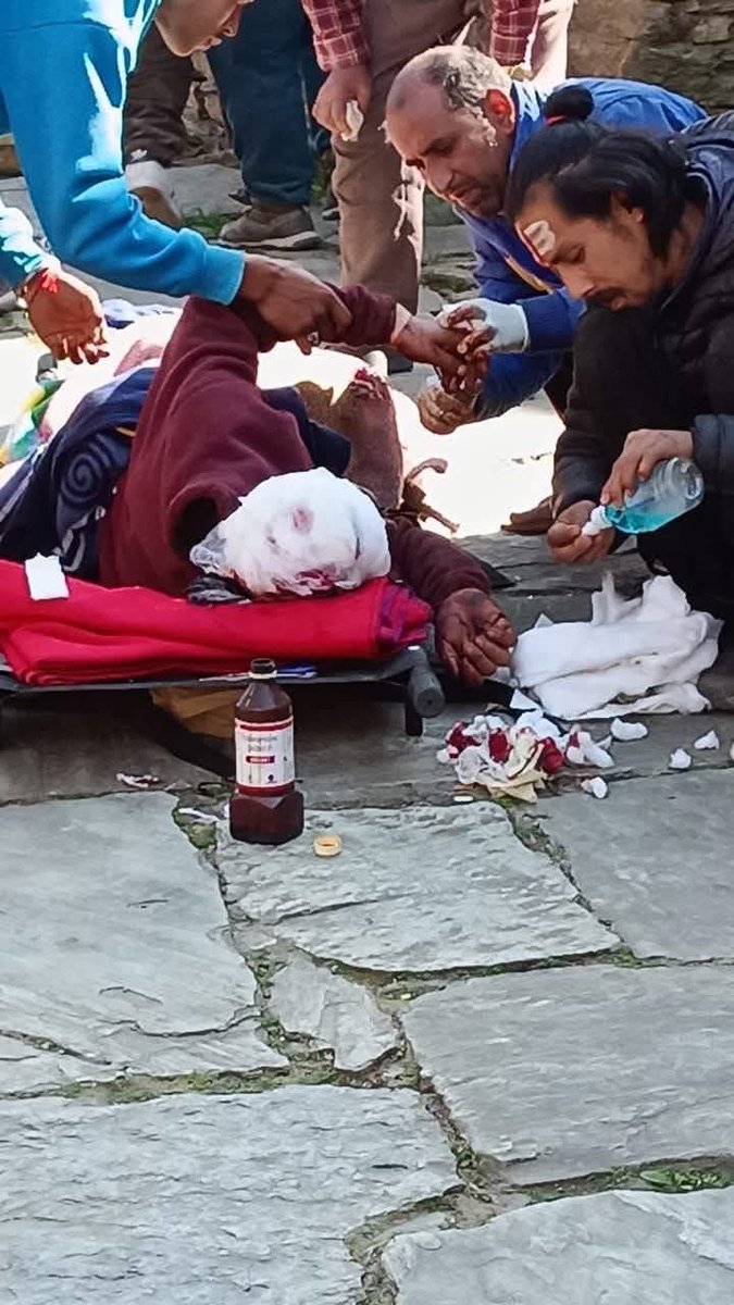 KumaonJagran's tweet image. पिथौरागढ़ के धारचूला क्षेत्र में भी भालुओं की बढ़ती सक्रियता अब जानलेवा होती जा रही है। कल सुबह जयकोट निवासी नरेंद्र कार्की (35) पर जंगल में तीन भालुओं ने एक साथ हमला कर दिया। नरेंद्र फल–सब्जी बेचने जा रहे थे तभी अचानक भालुओं ने उन्हें घेर लिया। उन्होंने पूरी ताकत से मुकाबला…