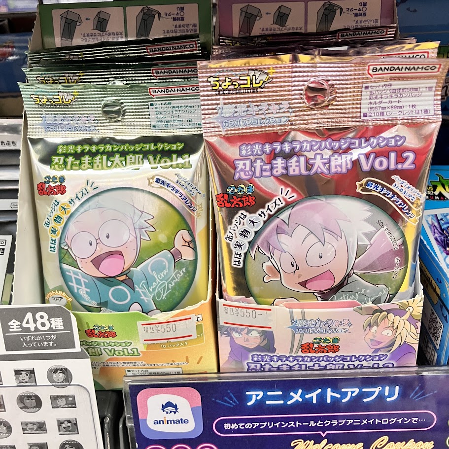 グッズ入荷情報】 「忍たま乱太郎」 ・彩光キラキラカンバッジ