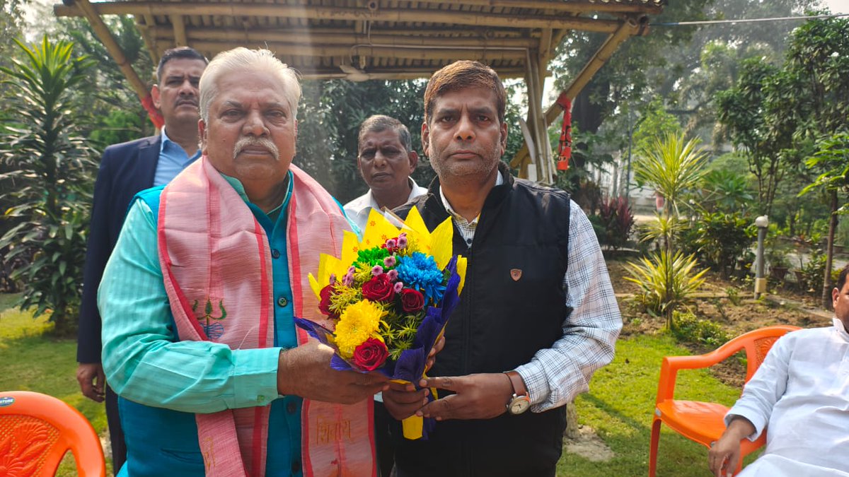 DrPremKrBihar's tweet photo. पटना स्थित सरकारी आवास पर जनता-जनार्दन ने आकर गुलदस्ता भेंट कर गया जी शहर से विधायक निर्वाचित होने के बाद शुभकामनाएँ प्रेषित कीं।
आप सभी के स्नेह और विश्वास ने मुझे और अधिक जिम्मेदारी के साथ कार्य करने का संकल्प दिया है।
#DrPremKumar #BJPBihar #NDA4Bihar #BiharWithModi #PremKumarForGaya #DoubleEngineSarkar #ViksitBihar #SabkaSaathSabkaVikas #BJP #BiharVikas