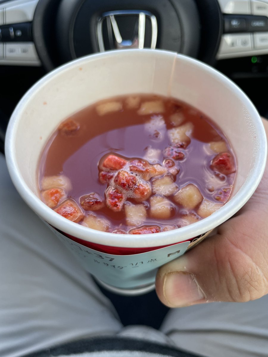 スタバ冬の新作アップルホットサイダーティー！
なんか珍しすぎてずっと楽しみにしてたんですが、驚くほど写真映えしないよ