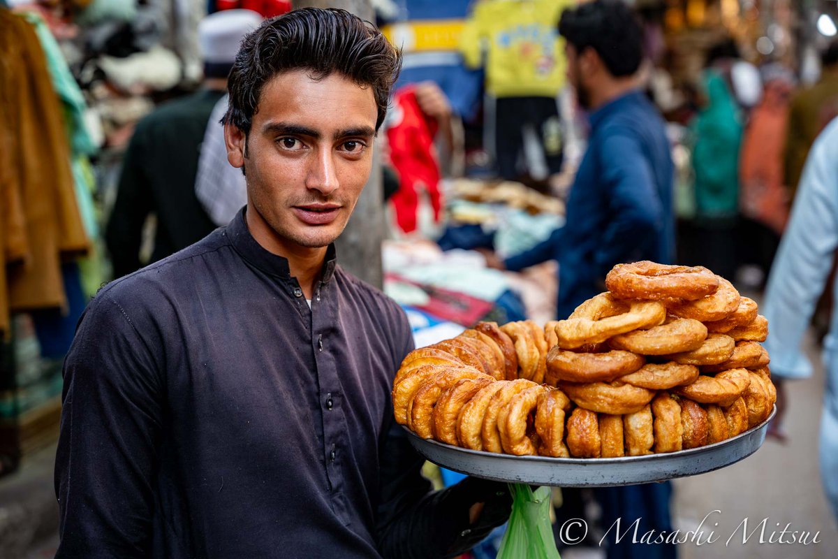 パキスタンの街には多種多様な行商人で溢れている。ハンサムな顔立ちの若者が売り歩いていたのはドーナツ。揚げたてで美味しいのだが、激甘なのでカロリーは高そうだった。