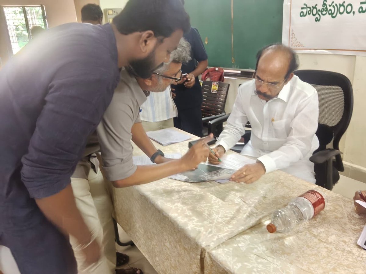 KONDAPURAM369's tweet image. 🚨 We submitted a petition to the AP SC/ST Chairman during his district visit, seeking urgent action against illegal encroachments &amp;amp; fraudulent possession of Scheduled Caste Gramakantam land in Kondapuram village. Justice delayed is dignity denied! #JusticeForSC
1/3