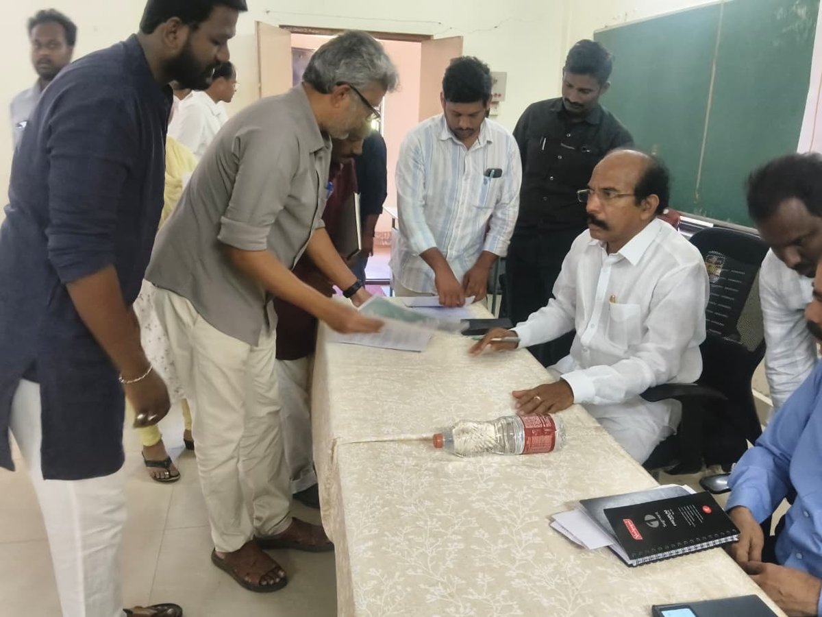 KONDAPURAM369's tweet image. 🚨 We submitted a petition to the AP SC/ST Chairman during his district visit, seeking urgent action against illegal encroachments &amp;amp; fraudulent possession of Scheduled Caste Gramakantam land in Kondapuram village. Justice delayed is dignity denied! #JusticeForSC
1/3