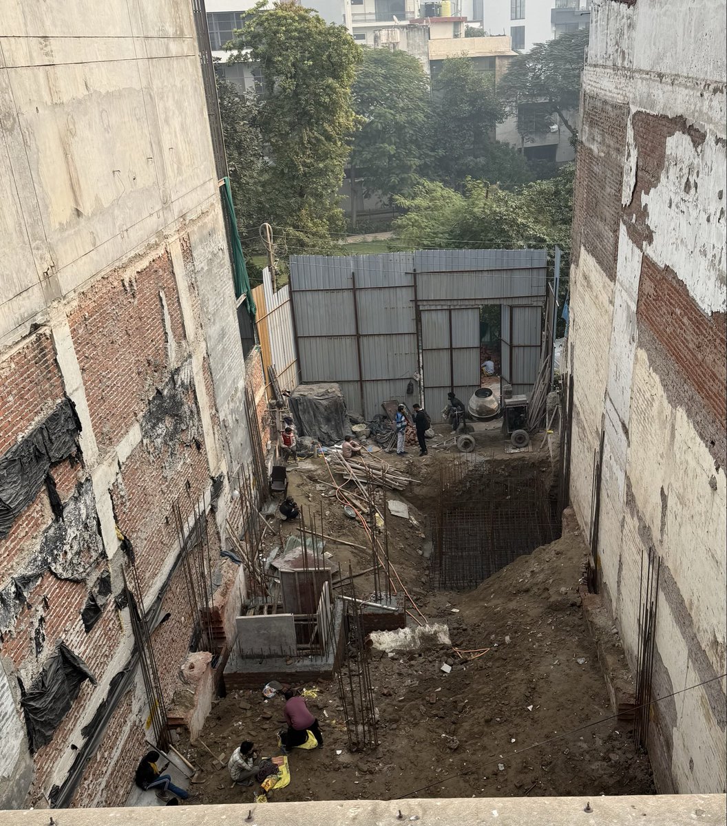 priyanka_dev24's tweet photo. Blatant violation of GRAP 4 taking place right now behind my house in my residential colony. @CPCB_OFFICIAL @CMODelhi please take action. We are in the middle of an air emergency situation…

Please help share this post @Warriormomsin @fayedsouza @ravish_journo @AtishiAAP https://t.co/2eig6STmMT