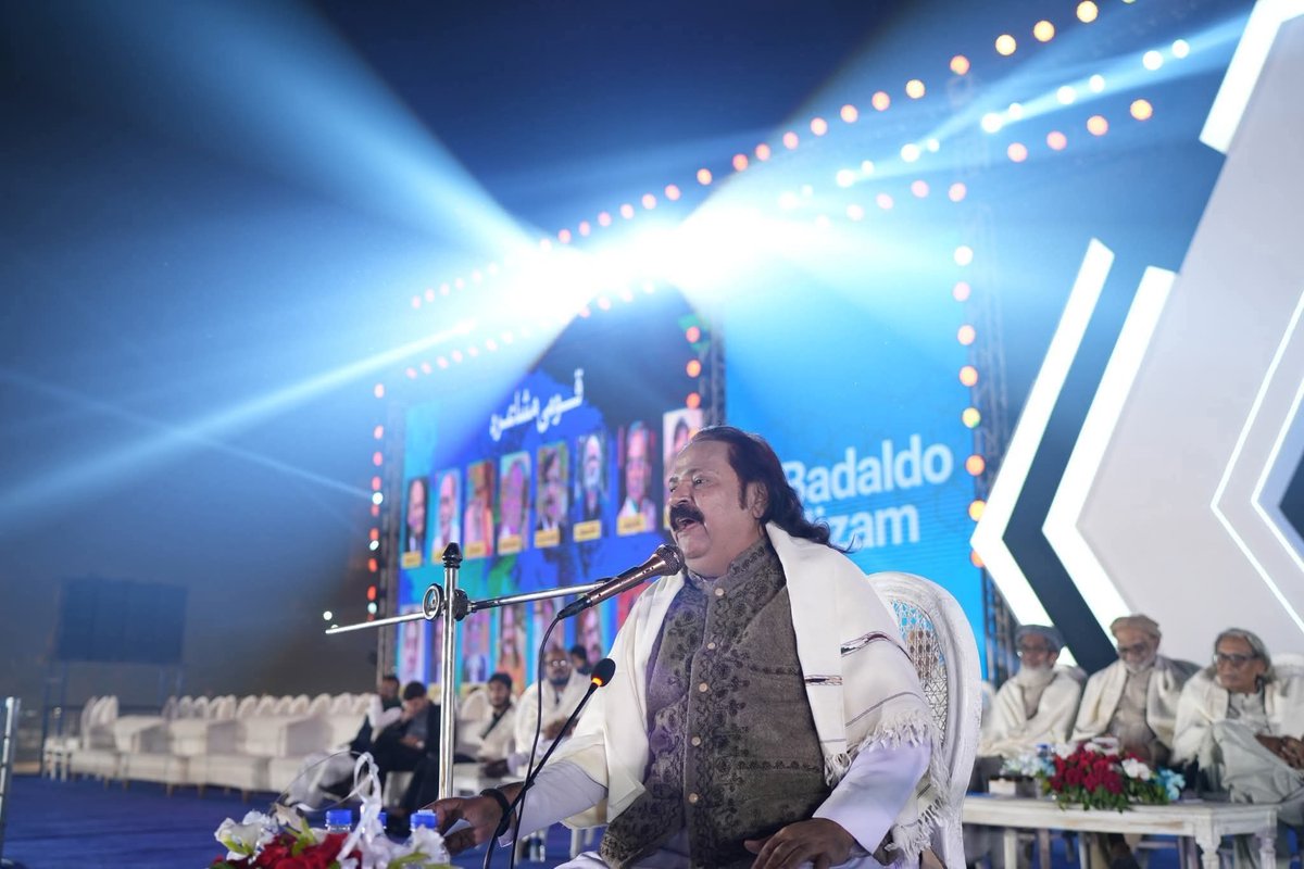 JamaatWomen's tweet photo. کل پاکستان اجتماع عام کے پہلے روز آخری سیشن میں قومی مشاعرے کا اہتمام کیا گیا ! نامور شعراء نے اپنے خصوصی کلام سے شرکائے اجتماع کو محظوط کیا 
#IjtmaeAam2025  #MinarePakistan #JamaateIslami  #BadalDoNizam https://t.co/EbBdHFP9Jk