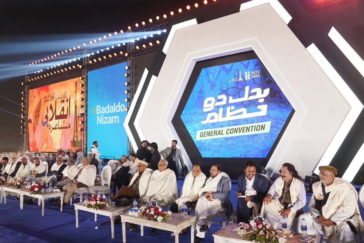 JamaatWomen's tweet photo. کل پاکستان اجتماع عام کے پہلے روز آخری سیشن میں قومی مشاعرے کا اہتمام کیا گیا ! نامور شعراء نے اپنے خصوصی کلام سے شرکائے اجتماع کو محظوط کیا 
#IjtmaeAam2025  #MinarePakistan #JamaateIslami  #BadalDoNizam https://t.co/EbBdHFP9Jk