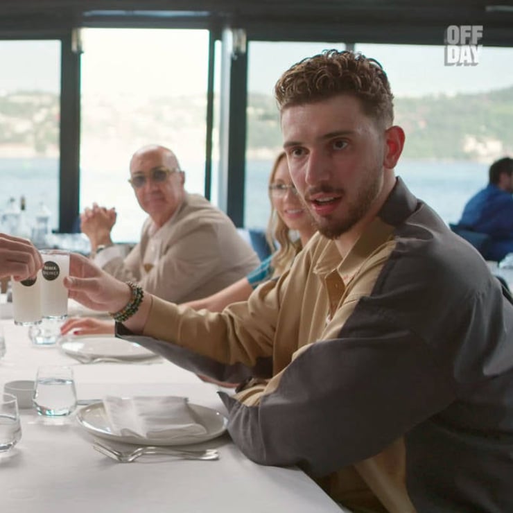 Kenan Yıldız dua ederek sahaya çıktığı için onu linç eden zihniyet,
“Rakı milli içkimizdir” diyen Alperen Şengün’e methiyeler diziyor.

Rakı milli içkimiz falan değildir; rakı, sarhoşların ayyaşların içtiği bir zıkkımdır.