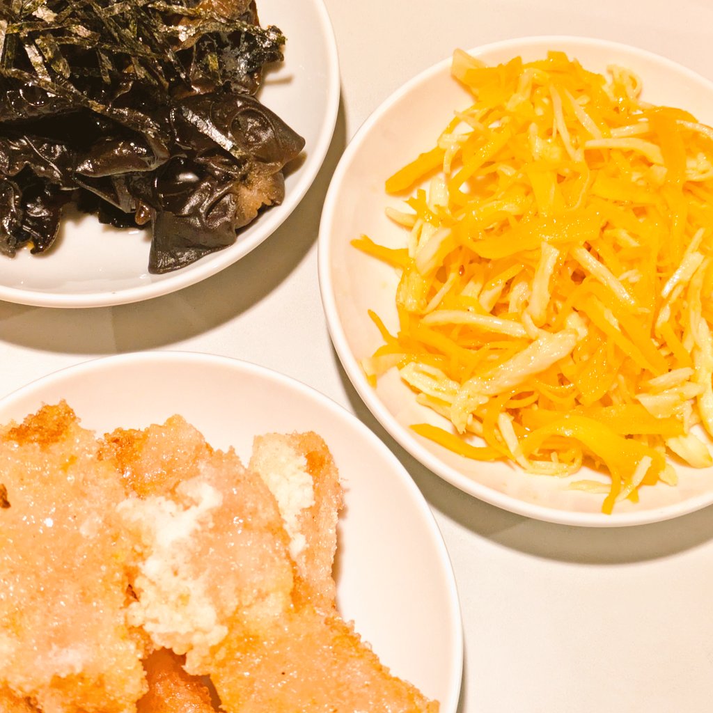 真っ昼間から飲んでました🍻
小規模な80's会in北千住(⁠◕⁠ᴗ⁠◕⁠✿⁠)
『ポのヘアスタイル、
いつの頃がトキメキ選手権』
は持ち越しになりました。
また今度話そうね♪
写真は知る人ぞ知る餃子屋さん🥟
全部美味しい✨️
ごちそうさまでした！！