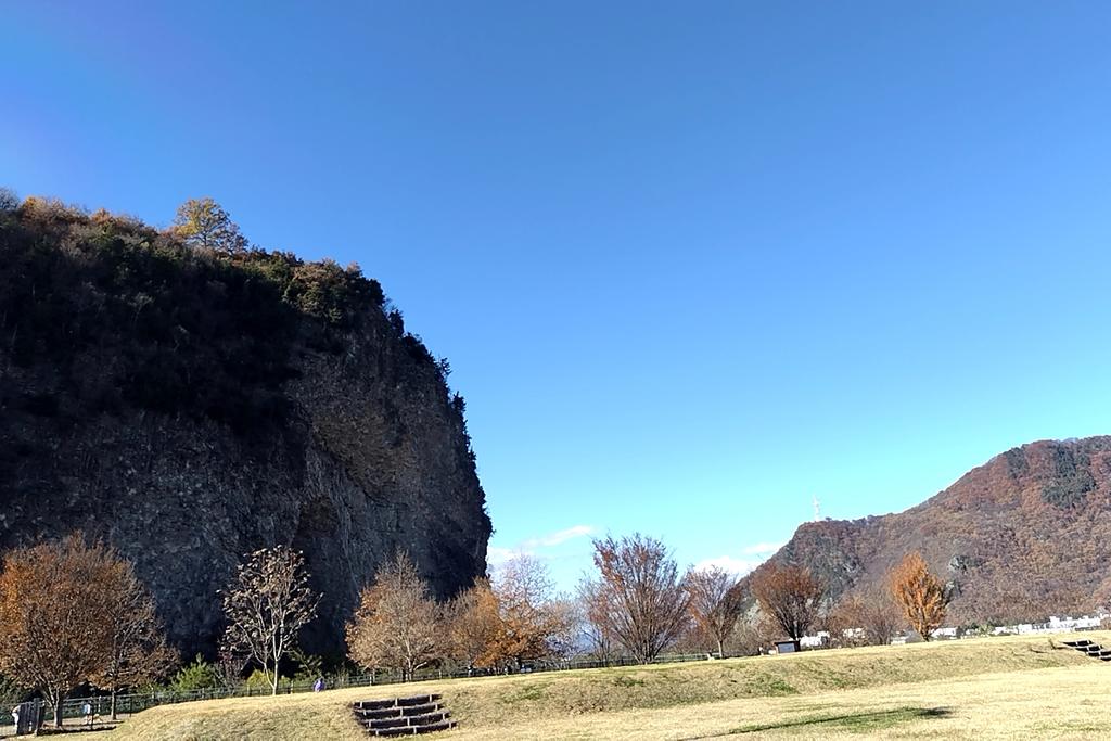 上田の道と川の駅にて。

晴れ渡る青空、上田市民の山、太郎山から烏帽子岳、浅間山の外輪である黒斑山方面まで👀🌄

歩いていると清々しくて気持ちいいです。