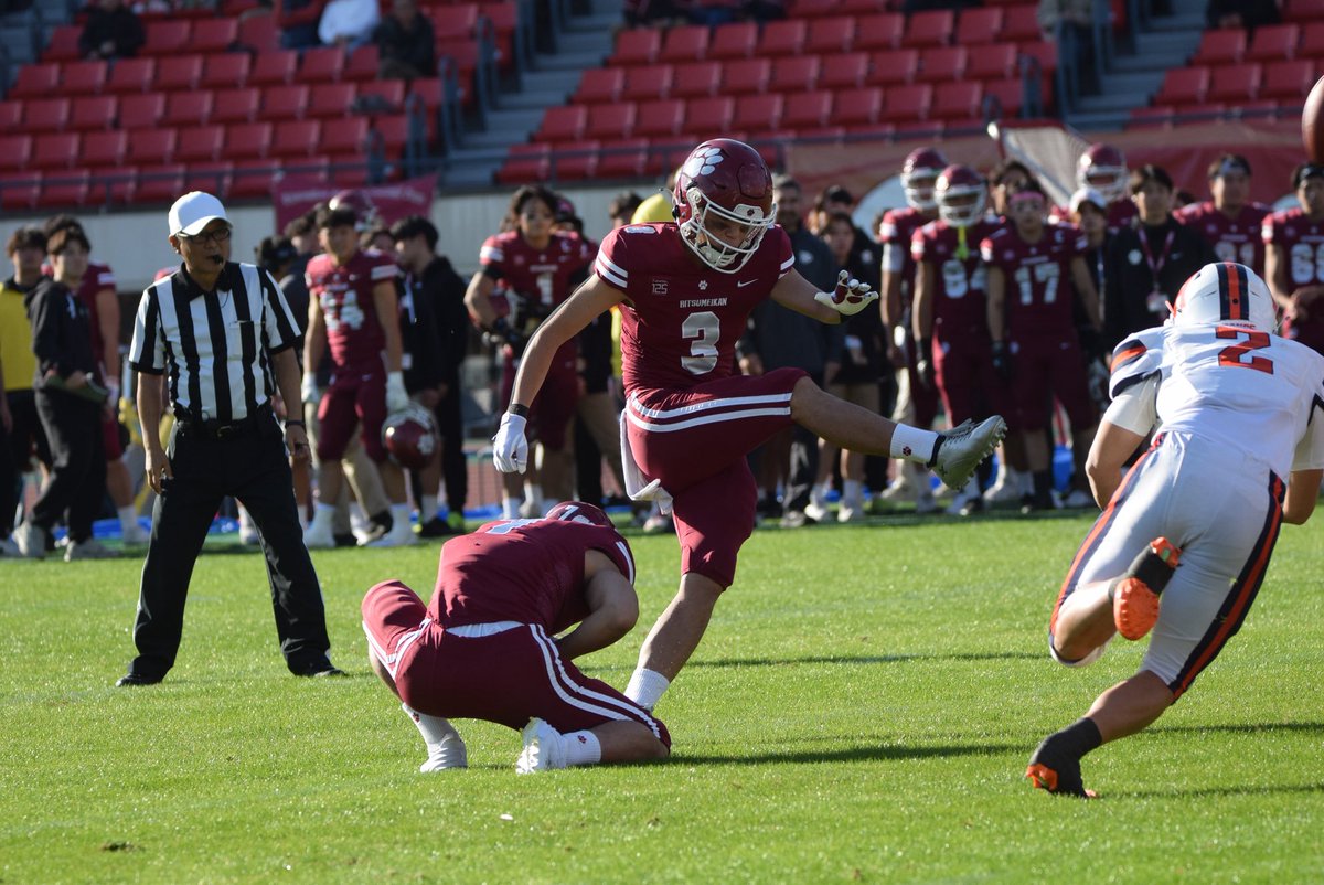 RitsumeiSports's tweet image. 【アメリカンフットボール部】
2025年度全日本大学アメリカンフットボール選手権／準々決勝／対・法政大学ORANGE

第１Ｑ 立命館14ー０法政大

漆原のラン、大島へのパスでリードを奪う🔥