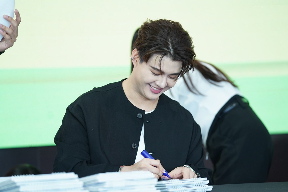 โมเมนต์น่ารักของเหล่านักแสดงช่อง 3 ที่งาน #เซ็นปฏิทินช่อง3ปี69D4  บิ๊กซี เพลส รัชดา ฟินมากค่า 🥰

#Saint_sup #เกรทวรินทร #อาเล็กธีรเดช #สมิธภาสวิชญ์ #อแมนด้า 
#เซ็นปฏิทินช่อง3ปี2569
#Bigc #บิ๊กซี