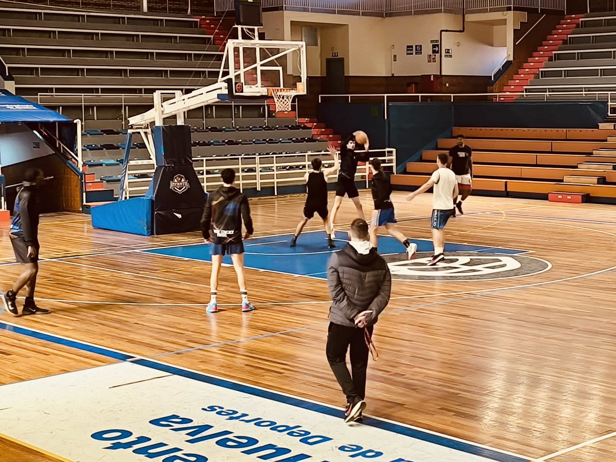 HuelvaComercioL's tweet photo. 🏀 Último entrenamiento del Huelva Comercio Viridis antes del partido de este domingo en casa a las 12,00 horas. Regresamos al Pabellón Andrés Estrada tras dos partidos como visitante.

Huelva Comercio Viridis
🆚
Atica Sevilla CB Coria https://t.co/b1WLXnEaiz