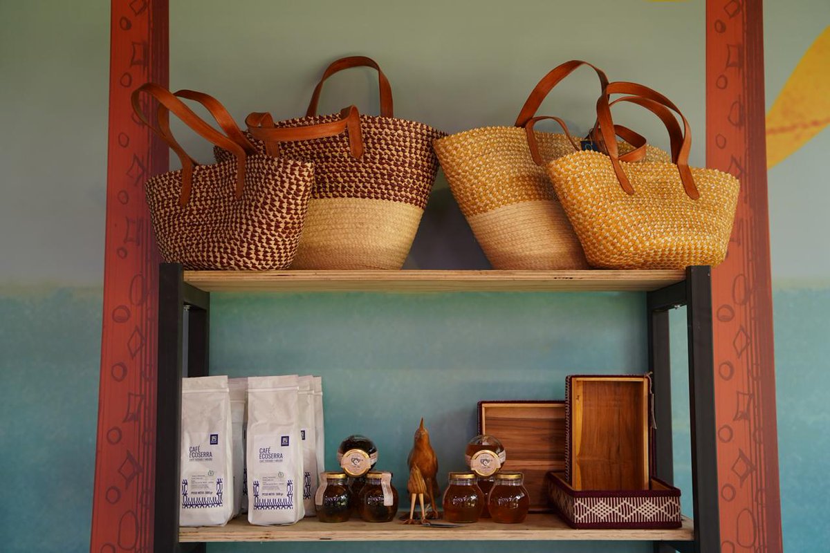 FNDCol's tweet image. :¡El talento de la #RegiónCaribe llega a #ColombiaSonLasRegiones! Artesanías, moda, tejidos, velas, dulces tradicionales, accesorios, arte, diseño y mucho más #HechoAMano💛💙❤️
Ven al Parque 93 y descubre los emprendimientos del Atlántico, Bolívar, Magdalena, Cesar, Córdoba,