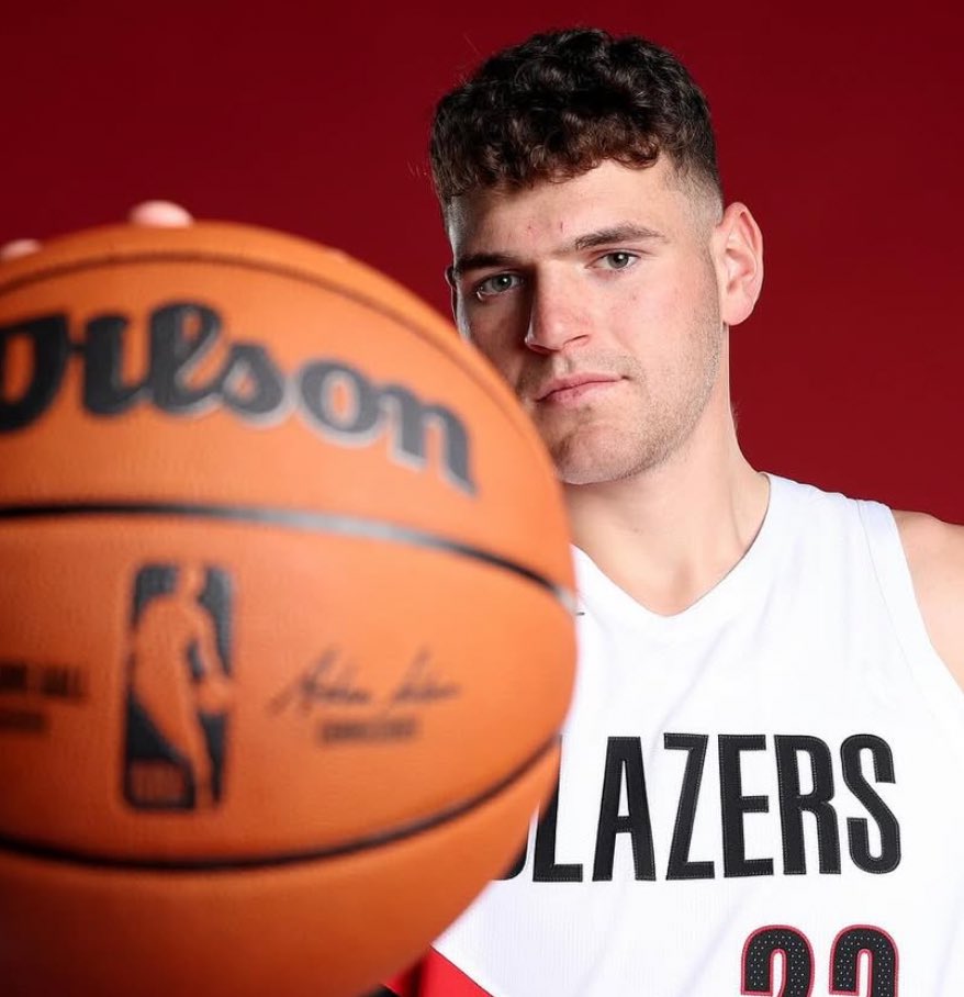 Donovan Clingan tonight:

22 Points
10 Rebounds 
4 Assists 
2 Steals
9/14 FGM
27 Minutes