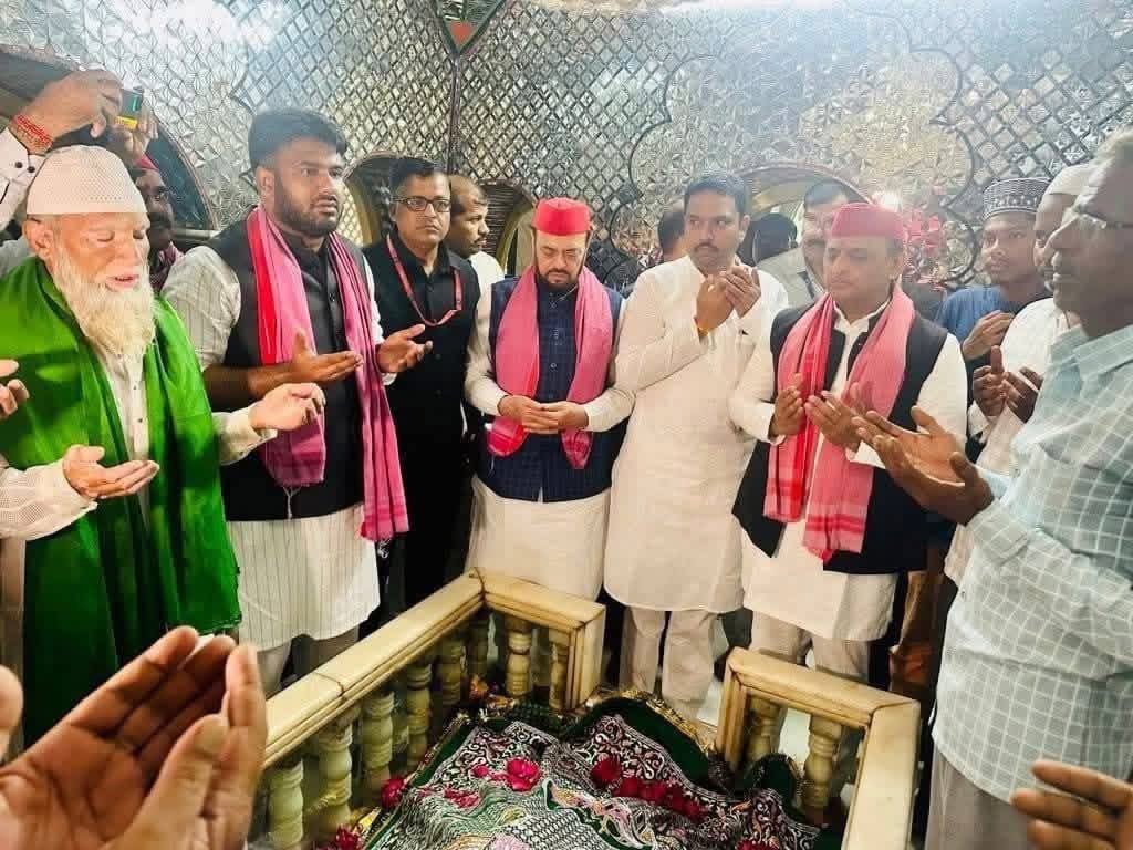 इतनी siddat से खड़े हैं जैसे पूरी कुरान का ज्ञान इन्हीं को है 😂