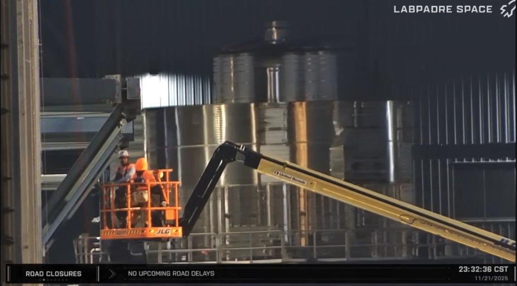 CSI_Starbase's tweet image. NGL, gor half a second I thought B19 stacking was starting tonight.

Nope, just the business end of B17 headed to the scrap yard