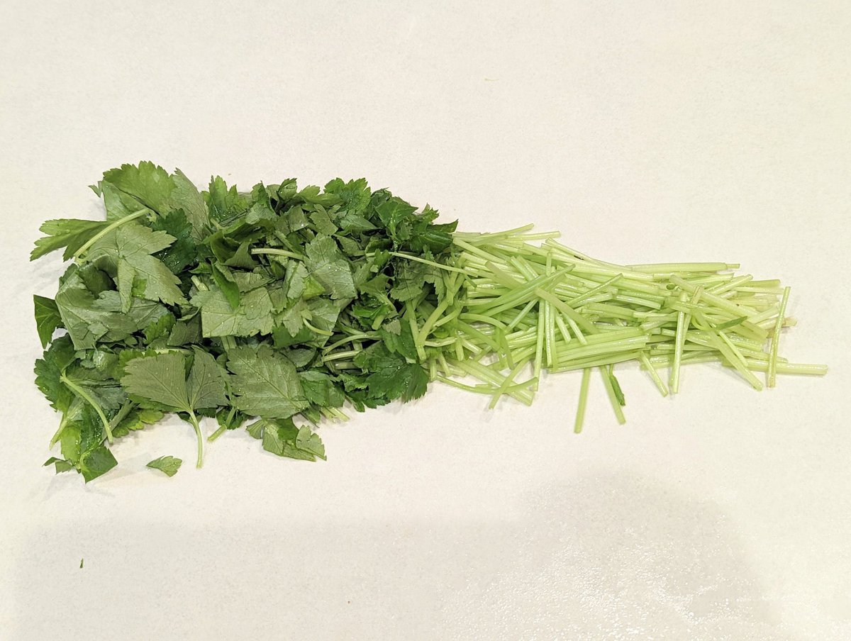 tetsublogorg's tweet image. 【お願い】
12月に入ったらみつばを……

冷凍してください！！
冷凍してください！！
冷凍してください！！

みつばは年末になると値段が3倍に…！クリスマス前後には300〜400円になります！

冷凍方法は…
①ざく切り
②冷凍保存袋に入れ冷凍庫へ
たったこれだけ！！！

1ヶ月もちます！試してみて！