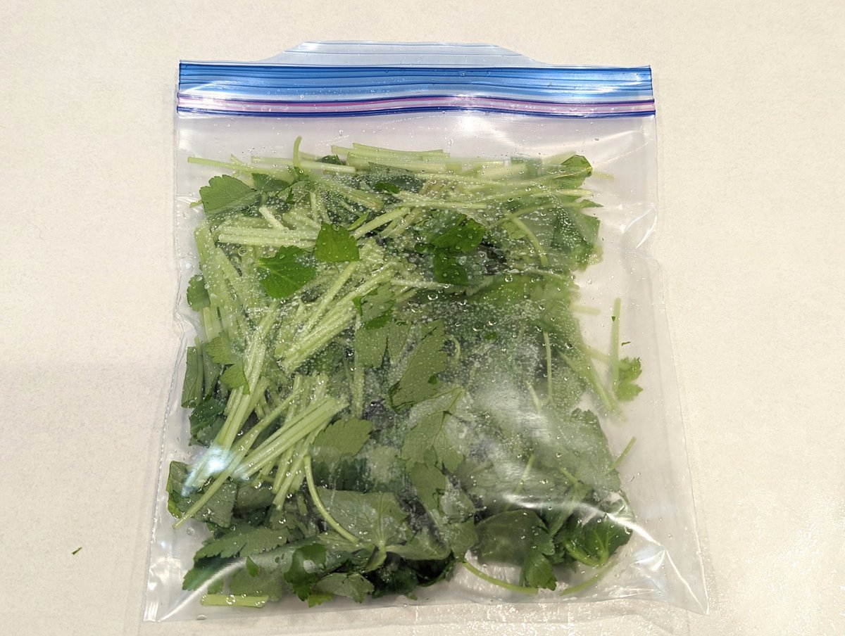 tetsublogorg's tweet image. 【お願い】
12月に入ったらみつばを……

冷凍してください！！
冷凍してください！！
冷凍してください！！

みつばは年末になると値段が3倍に…！クリスマス前後には300〜400円になります！

冷凍方法は…
①ざく切り
②冷凍保存袋に入れ冷凍庫へ
たったこれだけ！！！

1ヶ月もちます！試してみて！