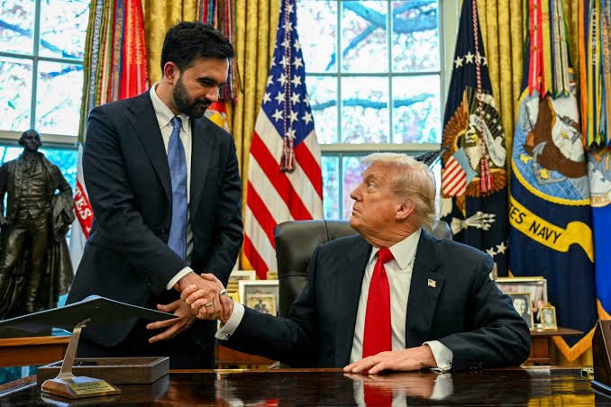 DanielLutaaya's tweet image. Zohran Mamdani meets President Trump. 
Mamdani is an opposition politician and is against everything that Trump stands for. 
But they met, discussed policy, debated on issues, shook hands and that my dear Ugandans doesn’t mean nti Mamdani yalidde.
As Mayor of New york, he…