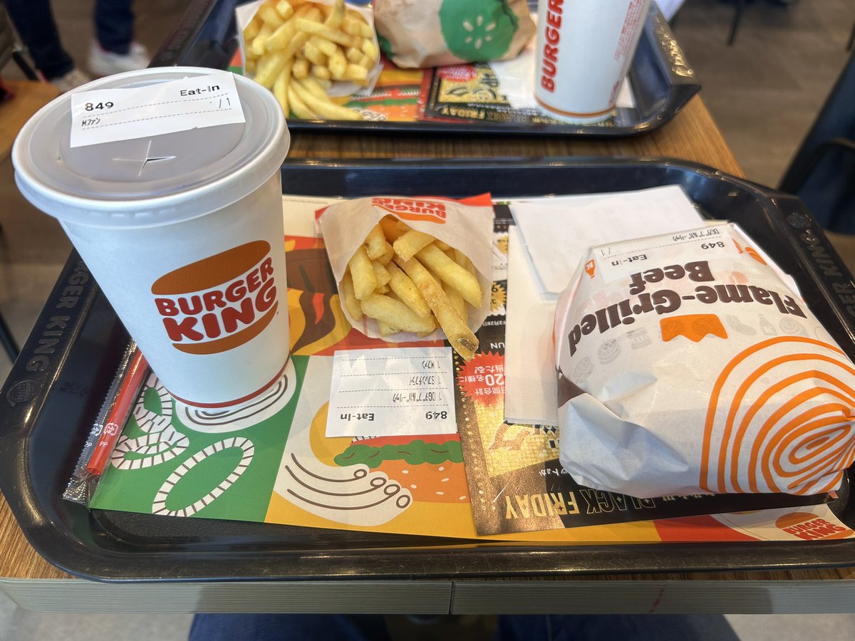 soluno3's tweet image. マックしかいったことないワイ
生まれて初めてバーキン食べます！