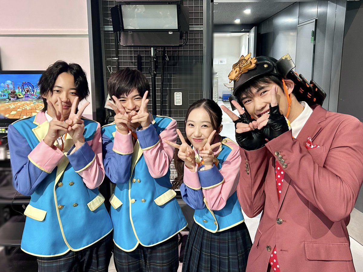 〜 #おはスタ オフショット📸〜

　✌️✌️✌️✌️ ✌️✌️✌️✌️

--🌱--
今日もウルトラはっぴーす！
おはトモにとって良い週末になりますように！
#おはキッズ &amp;マーレ(長部アナ)

🔻おはスタ最新曲「イロドリステップ」を聞いてさらにハッピーな1日に🌈✨
↓
↓
x.gd/TydZV