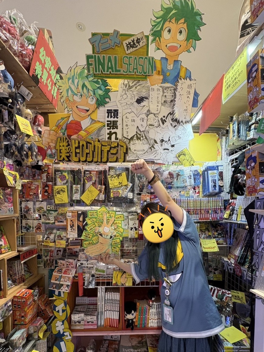 ヴィレヴァン常滑＆アウトレットは、渾身のPOPでヒロアカ応援中！がんばれ！！✊🏻❤️‍🔥
写真に映りたがるのは、堀越先生が大好きな原画展帰りのスタッフです。

#頑張れ緑谷出久 #ヒロアカ