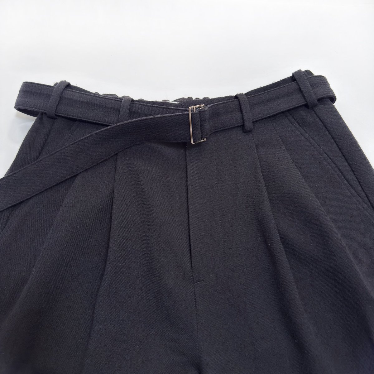 パンツ Super140's WOOL SILK NEP BELTED PANTS Super140's WOOL SILK NEP BELTED PANTS｜BLACK – Cornier