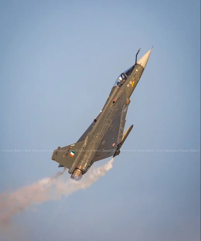 SW_Defender's tweet image. India’s failures keep mounting. Rupee hits record low at 89.61 against the US dollar, down 4.6% this year, while $16.5 billion has fled Indian equities. Trade deals stall, US sanctions tighten the noose, and in war legacy, Tejas crashes at Dubai Air Show add another blow.