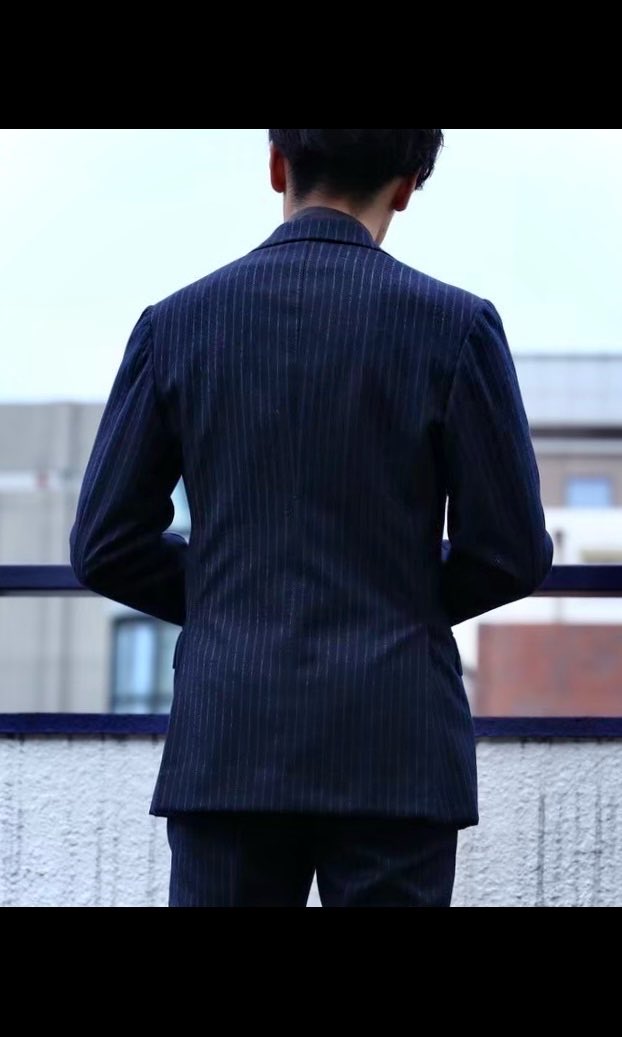 装いの方向性を限定しない“余白”が生まれるのは、
生活するための服という原点が深く掘られているから。

軽さだけでもない。構築だけでもない。
その間に意図的な幅をつくれるピロッツィは、いまのナポリでも稀有な存在です。