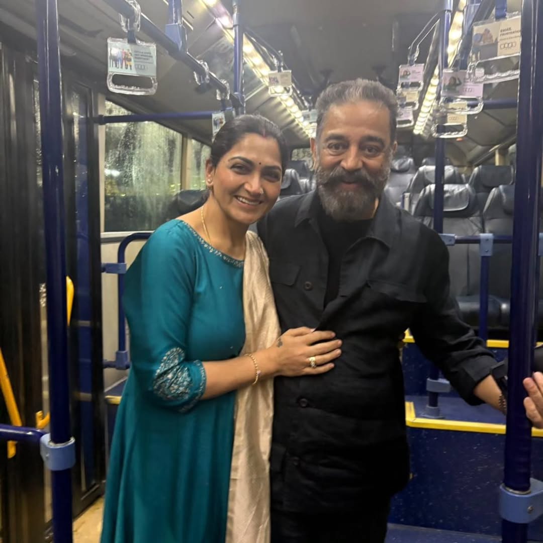 Kamaladdict7's tweet photo. sharing the experience and learn yet again about cinema from the encyclopedia of cinema himself, it cant be a better learning experience. With the greatest of all @ikamalhaasan sir sharing his own thoughts &amp; we the eager students of the Master grasping the knowledge for better❤️ https://t.co/pmRJqbWij0