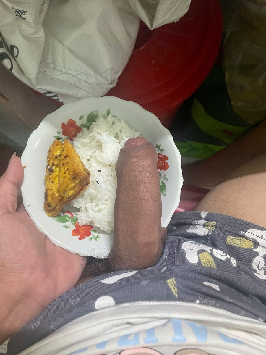 tan34333's tweet photo. Tới giờ ăn cơm rồi. Ai ăn cơm không? https://t.co/n32icgdM99
