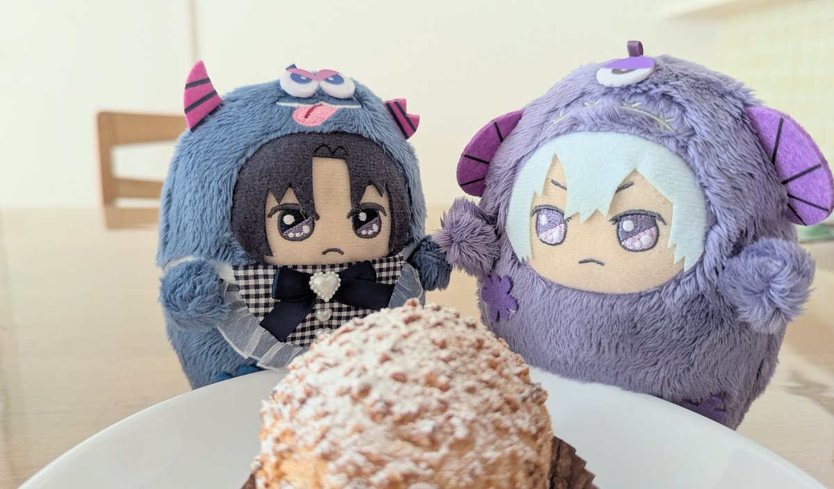 a_p_r_i_c_0_t_'s tweet image. 初めて行ったパティスリーのシュークリームを検品🔍️