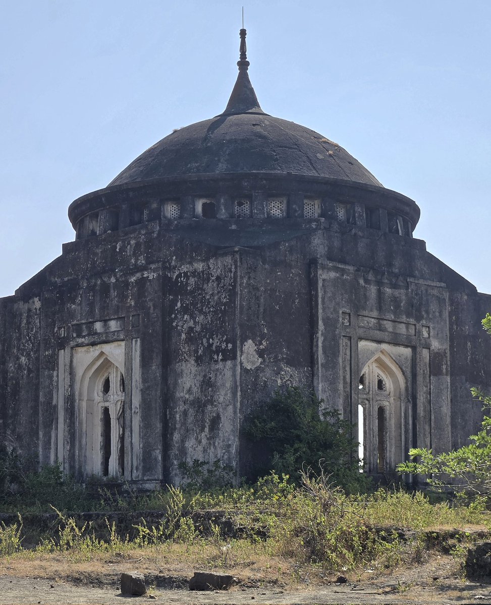 DalrympleWill's tweet image. What is the Tomb of the last Ottoman Caliph doing near Ellora in Maharashtra?

The last Caliph, Abdülmecid, was a scholar and painter:  an intellectual figure in a fez, kaftan and pince-nez, deeply absorbed in the books of his library. Here he spent most of his middle age,…