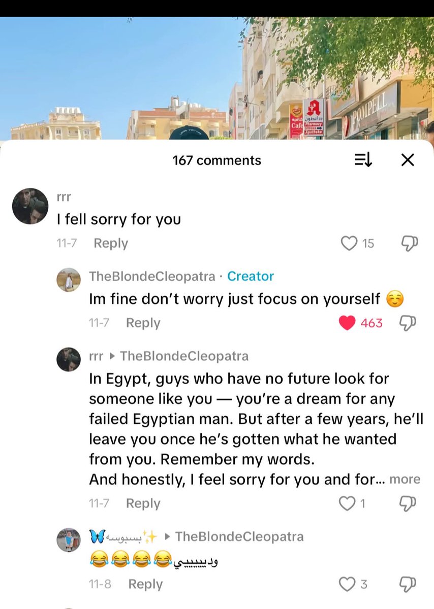 بنت اجنبية رايحة مصر امها قالتها هاتيلي هدية من مصر فابتفكر تجيب ايه هدية من مصر 
قالت اجيب  راجل مصري اتجوزه 
لحد هنا عادي 
لا مش عادي 
الاستاذة  داخله تستظرف وتحذرها بقي من الرجالة المصريين 
راحت ادتها واحده خليكي في حالك 
خلتها تتدبدب في الارض كده وبيقولو لحد دلوقتي لسه بتتكلم