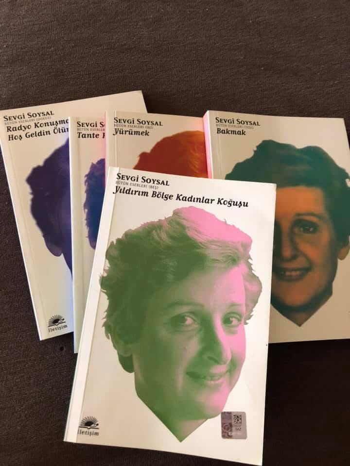 Bir yüzleşmeyi, bir kırılmayı, bir ufalanmayı, bir bırakıp gitmeyi anlatırken yalnız edebiyatın diliyle halledilebilecek benzersiz bir incelik taşır Sevgi Soysal yapıtlarında” Ölümünün 49. yılında saygıyla anıyorum.