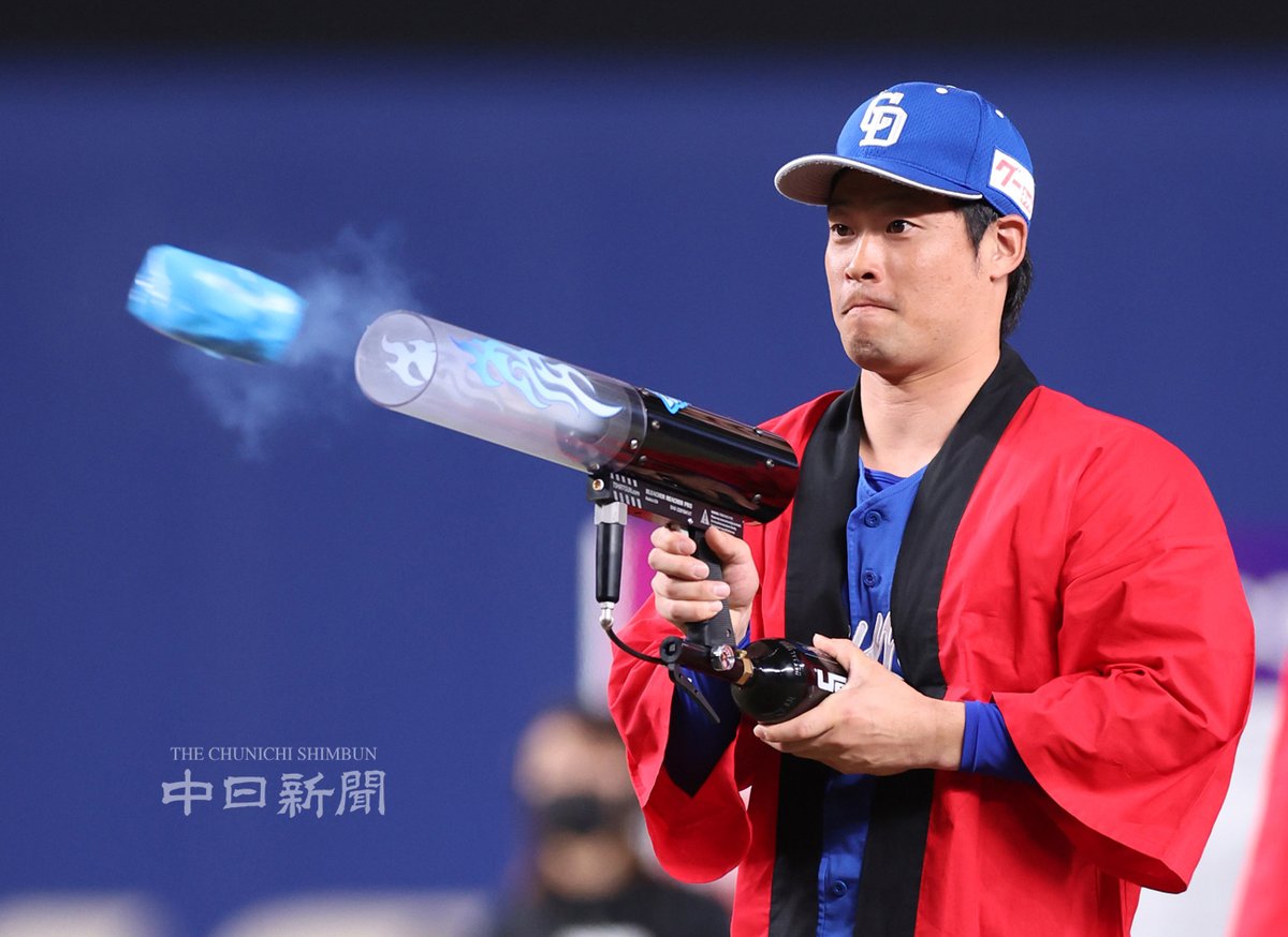 chunichiphoto's tweet image. 【ドラゴンズ】バズーカ射的対決に参加した加藤匠馬選手 #中日新聞 #中日スポーツ