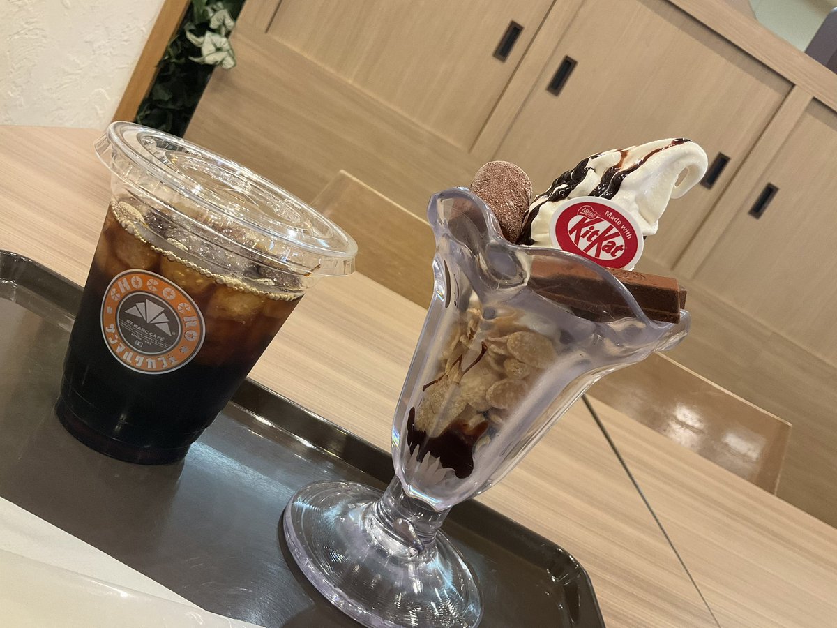 yzfr1le's tweet image. バイクとデモとニャイケンとパフェ

#YAMAHAが美しい
#ららぽーと磐田
#黒山健一
#FZ750
#ニャイケン