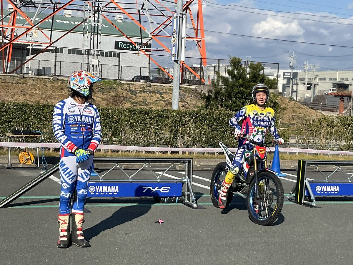 yzfr1le's tweet image. バイクとデモとニャイケンとパフェ

#YAMAHAが美しい
#ららぽーと磐田
#黒山健一
#FZ750
#ニャイケン