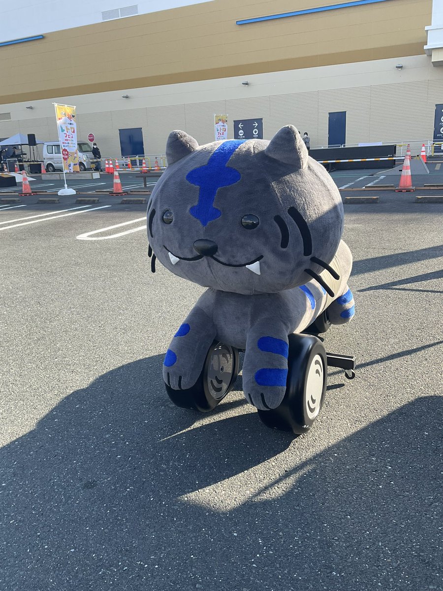 yzfr1le's tweet image. バイクとデモとニャイケンとパフェ

#YAMAHAが美しい
#ららぽーと磐田
#黒山健一
#FZ750
#ニャイケン