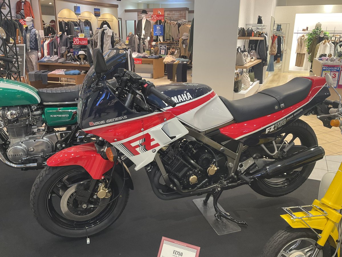 yzfr1le's tweet image. バイクとデモとニャイケンとパフェ

#YAMAHAが美しい
#ららぽーと磐田
#黒山健一
#FZ750
#ニャイケン