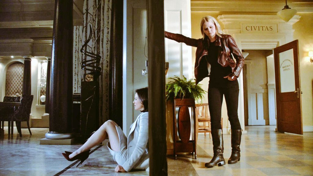 BadWolfKaily's tweet image. It's a sapphic thing. #gelphie #vauseman #swanqueen #laze